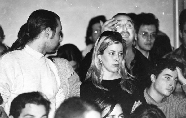 Paco Luna, Mónica Merino y Simó Aguilar en un debate sobre La Explosión Naranja (L. Peiró, 1998)